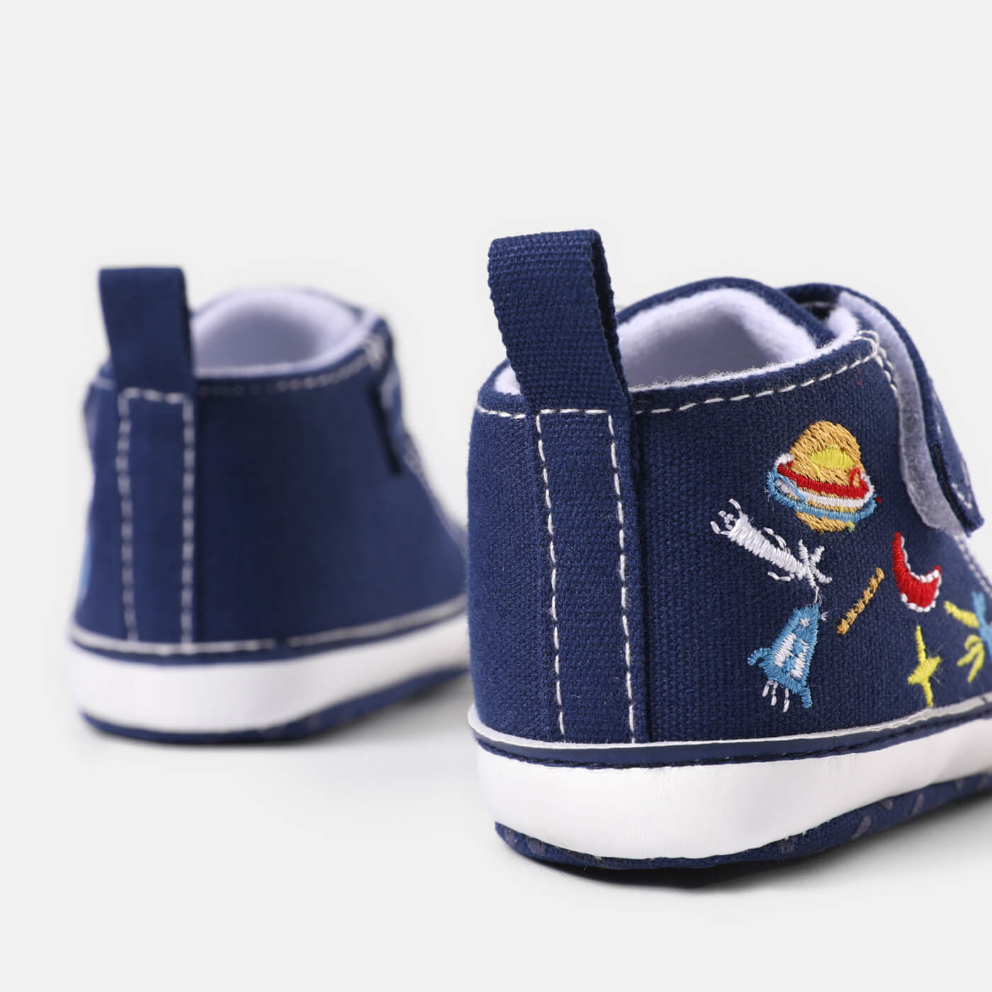 Pantofi premergatori brodați pentru bebeluși