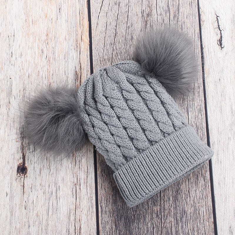 caciula cu doua pompoane