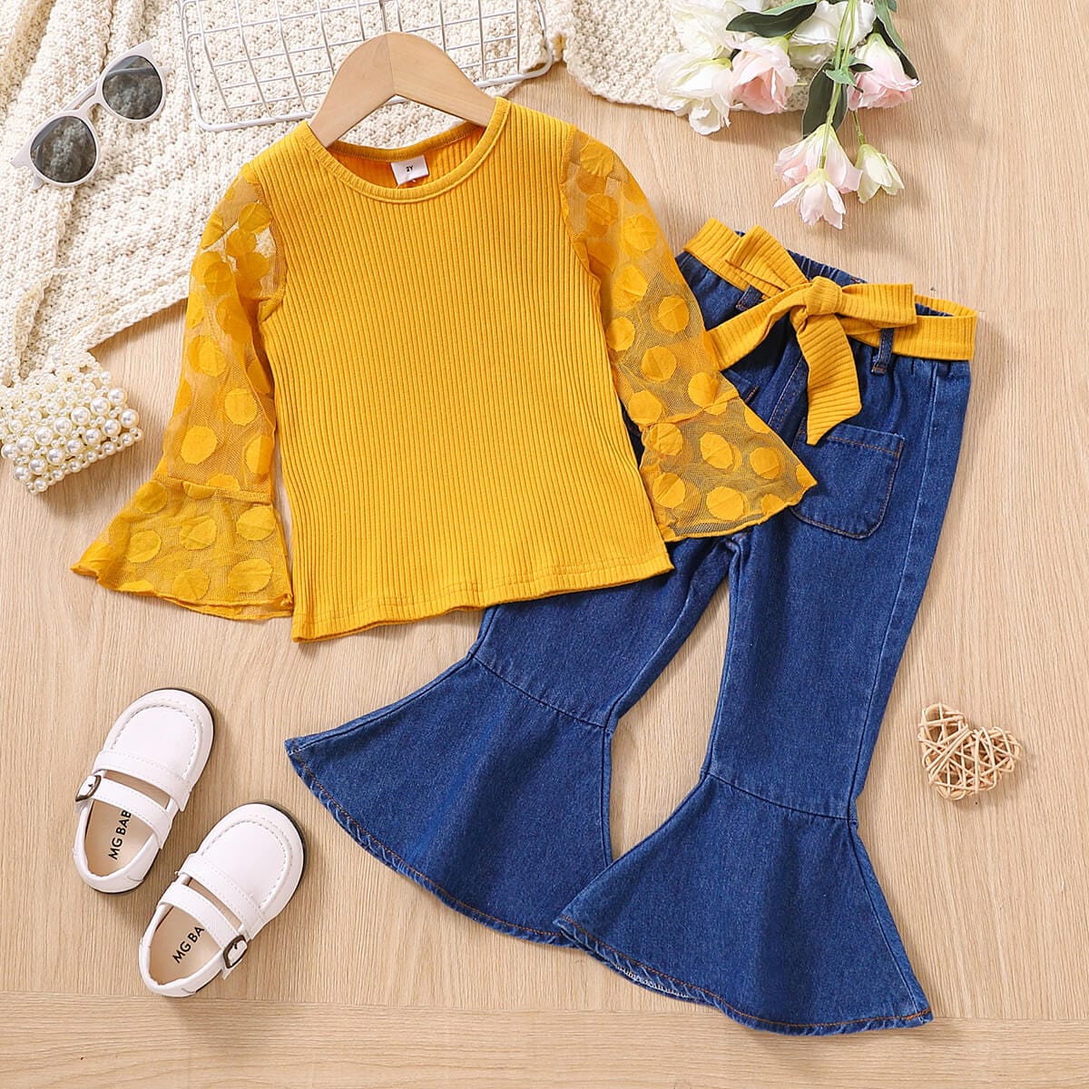 Compleu pentru fetite: jeans, bluza si curea